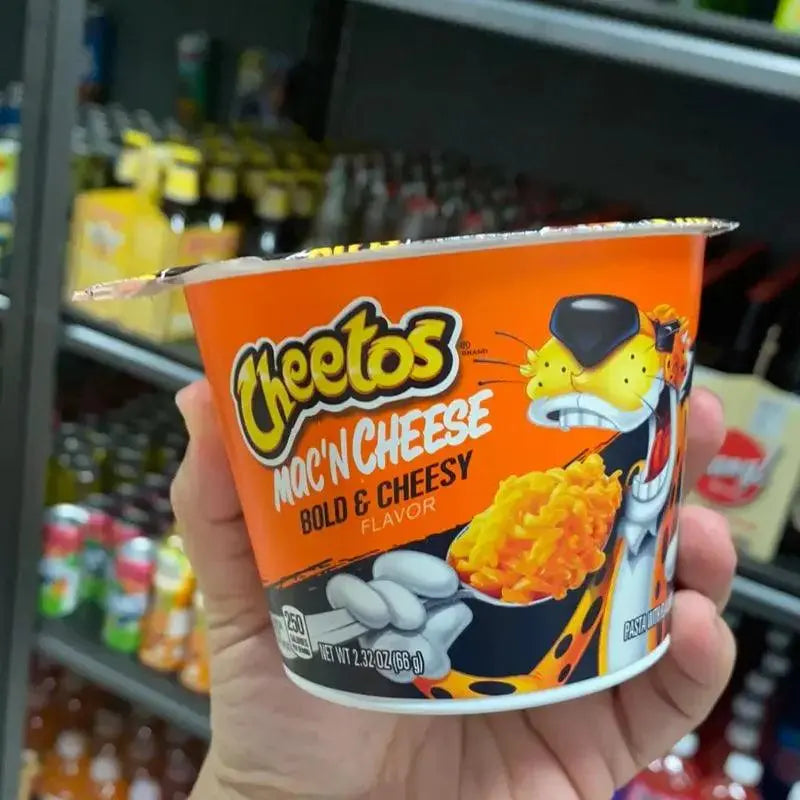 Cheetos Mac'n Cheese čaša narančasto-crnog dizajna s poklopcem u ruci
